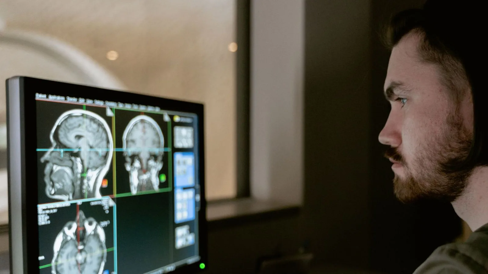 AQUILA DICOM viewer with ROI annotation and patient registry